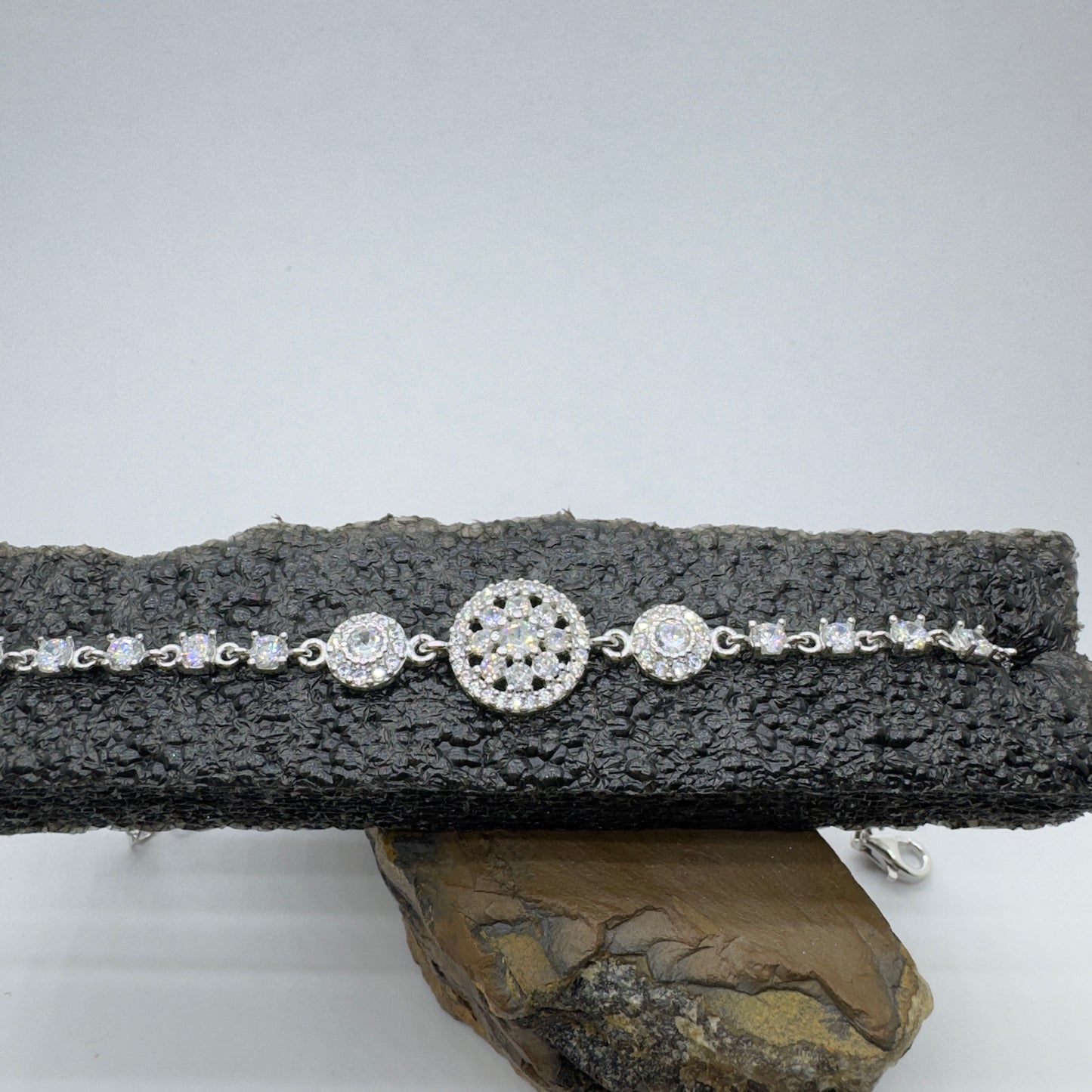 Gümüş Çember Beyaz Taşlı Su Yolu Kadın Bileklik