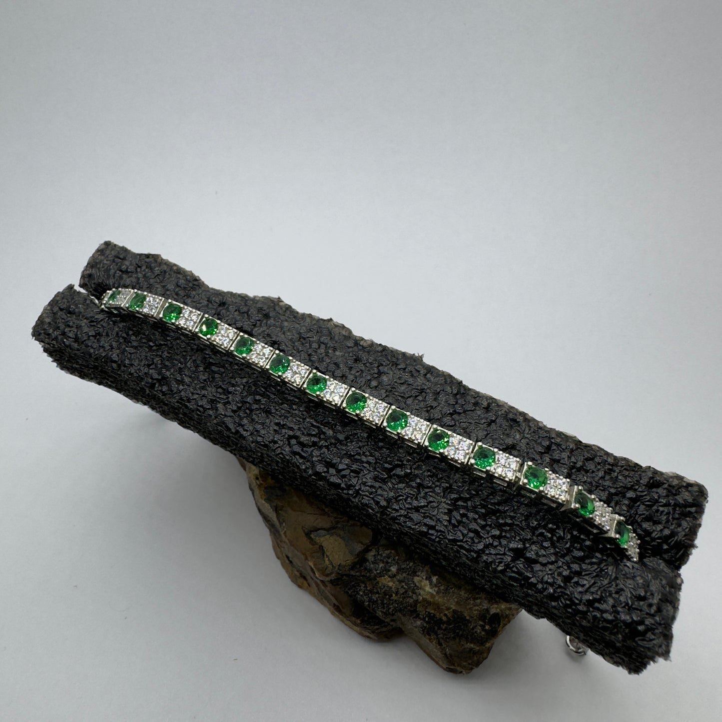 Gümüş Yeşil Beyaz Taşlı Su Yolu Kadın Bileklik