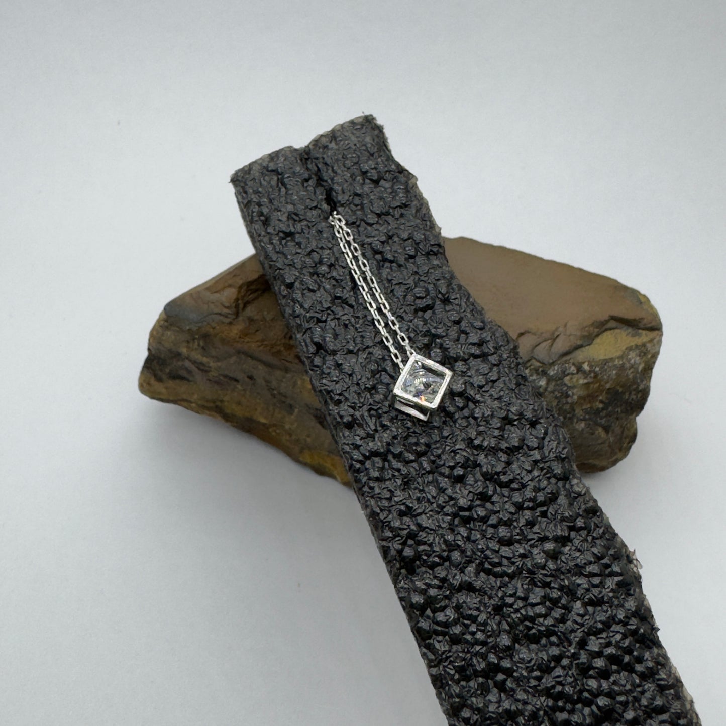 Gümüş Küp Tek Taş Bayan Kolye